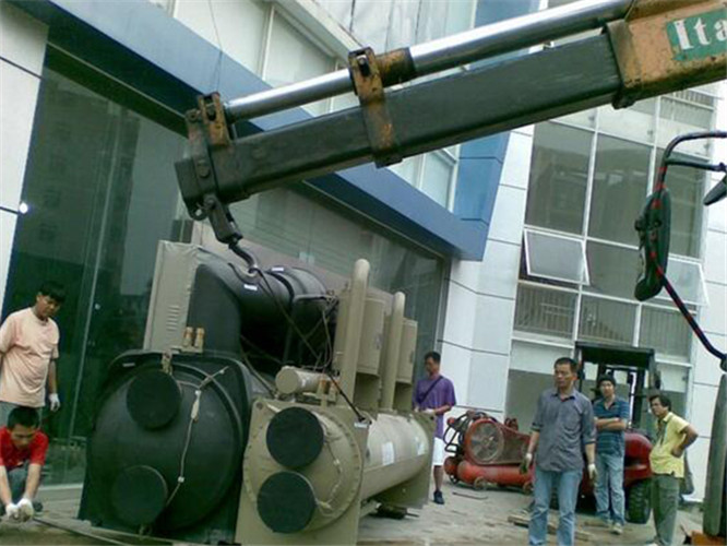 双河市随车吊和汽车吊的核心区别是什么？哪种更省钱？